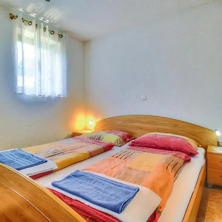 3 Bedroom Gorgeous In Buje Počitniška hiša