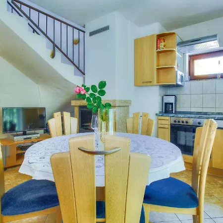 Ferienhaus 3 Bedroom Gorgeous In Puce