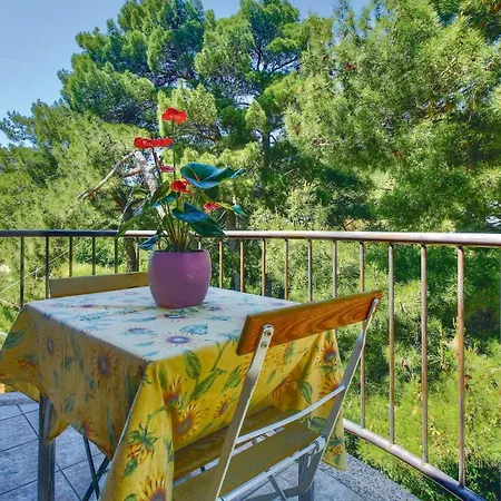 3 Bedroom Gorgeous In Buje Počitniška hiša