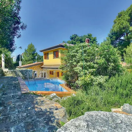 3 Bedroom Gorgeous In Buje Počitniška hiša