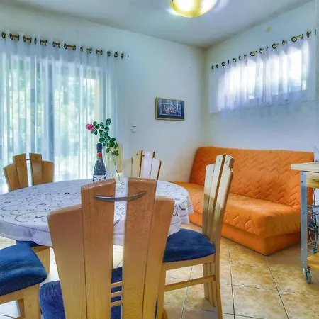Počitniška hiša 3 Bedroom Gorgeous In Buje *